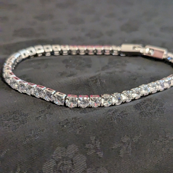 Fashion Jewelry Jewelry - New Elegant Silver Tone CZ Tennis Bracelet with Sparkling Stones 7"